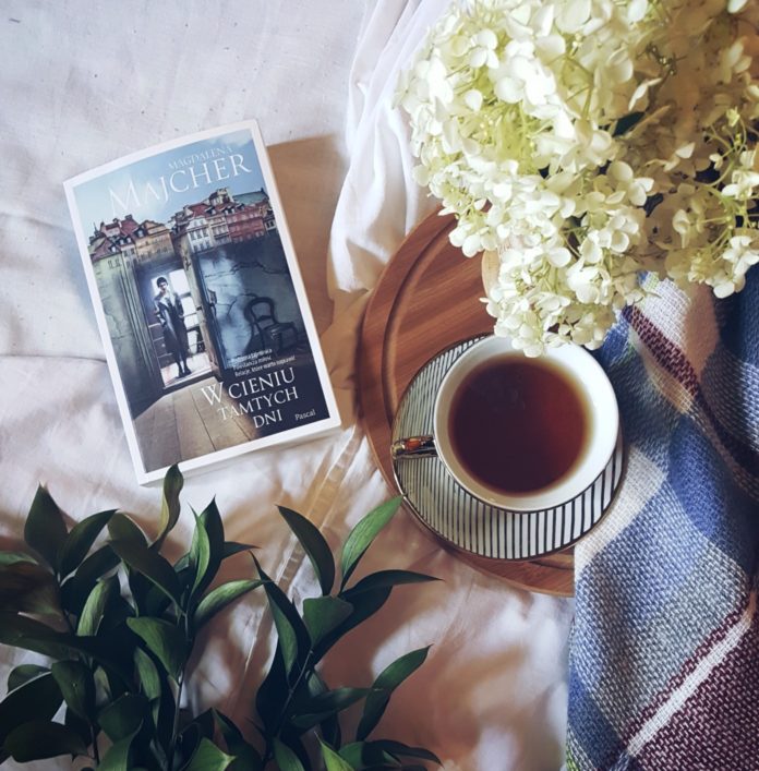 w cieniu tamtych dni